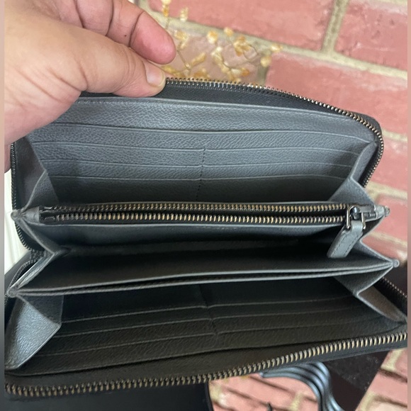 🔥 AUTHENTIC 🔥PRADA 🔥ROUND ZIPPER LONG WALLET. - Picture 4 of 6